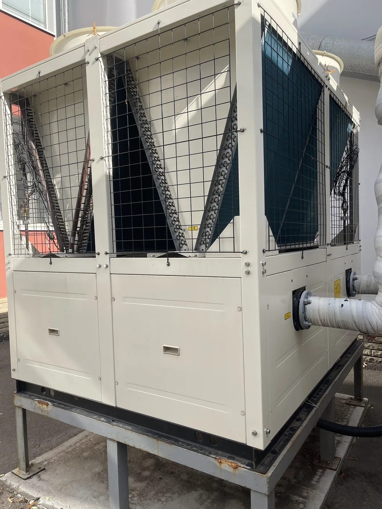 Industrial facility with MyCond Modular heat pump STANDARD MCU