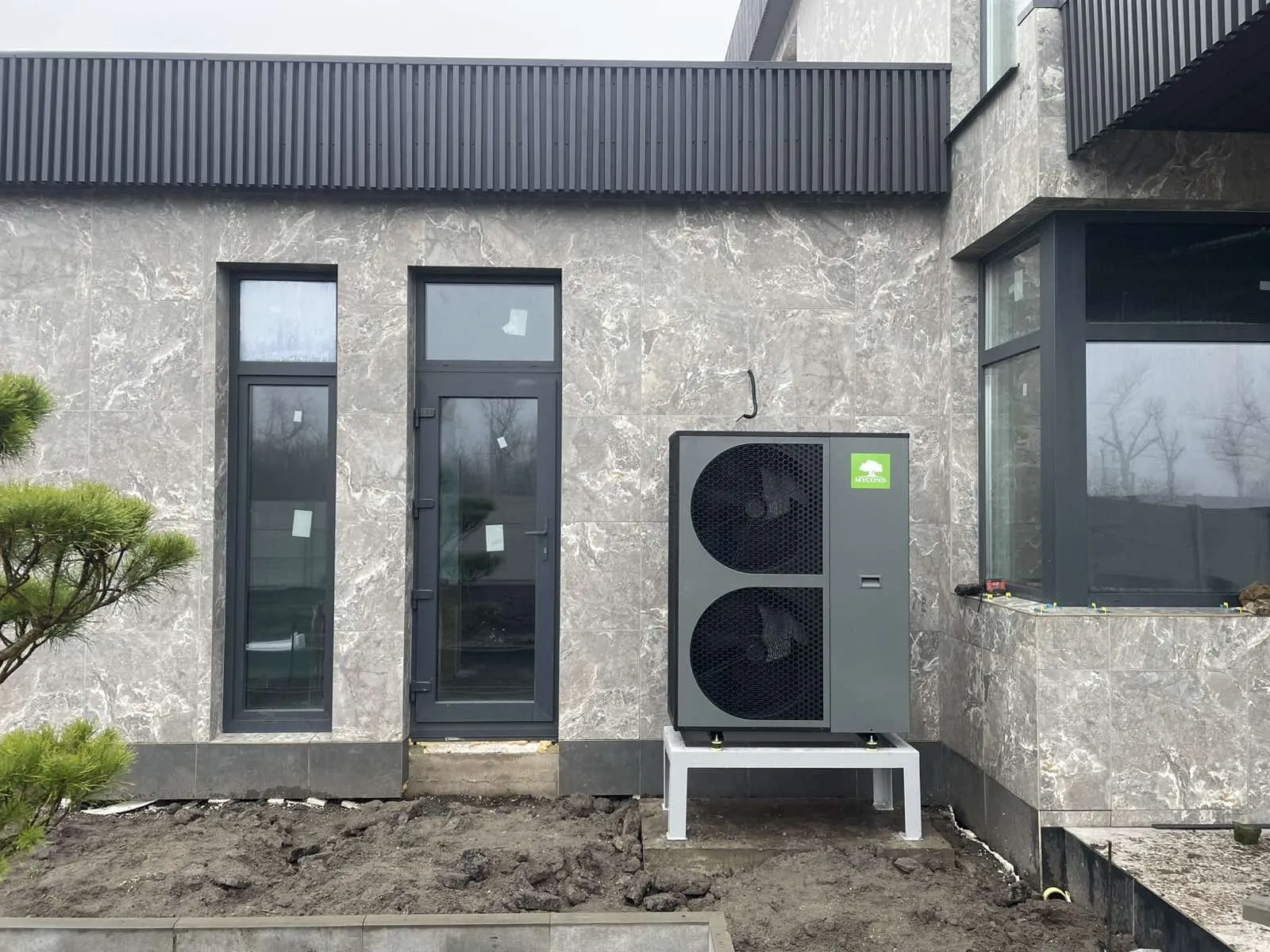 Contemporary private home with Mycond BeeThermic Monoblock Heat Pump