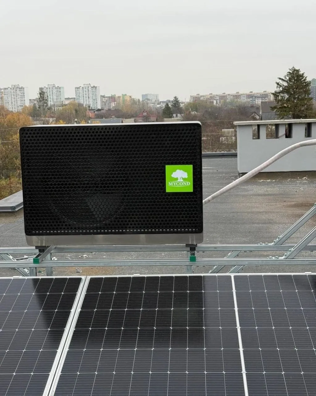 Commercial rooftop installation with Mycond BeeSmart Heat Pump